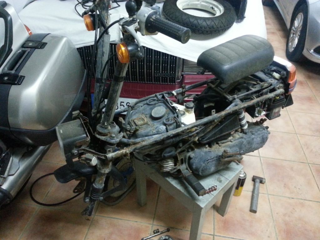 Vista general de la Motocompo ya sin parte de los plásticos, con el chasis y el conjunto mecánico a la vista.