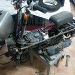 Vista general de la Motocompo ya sin parte de los plásticos, con el chasis y el conjunto mecánico a la vista.