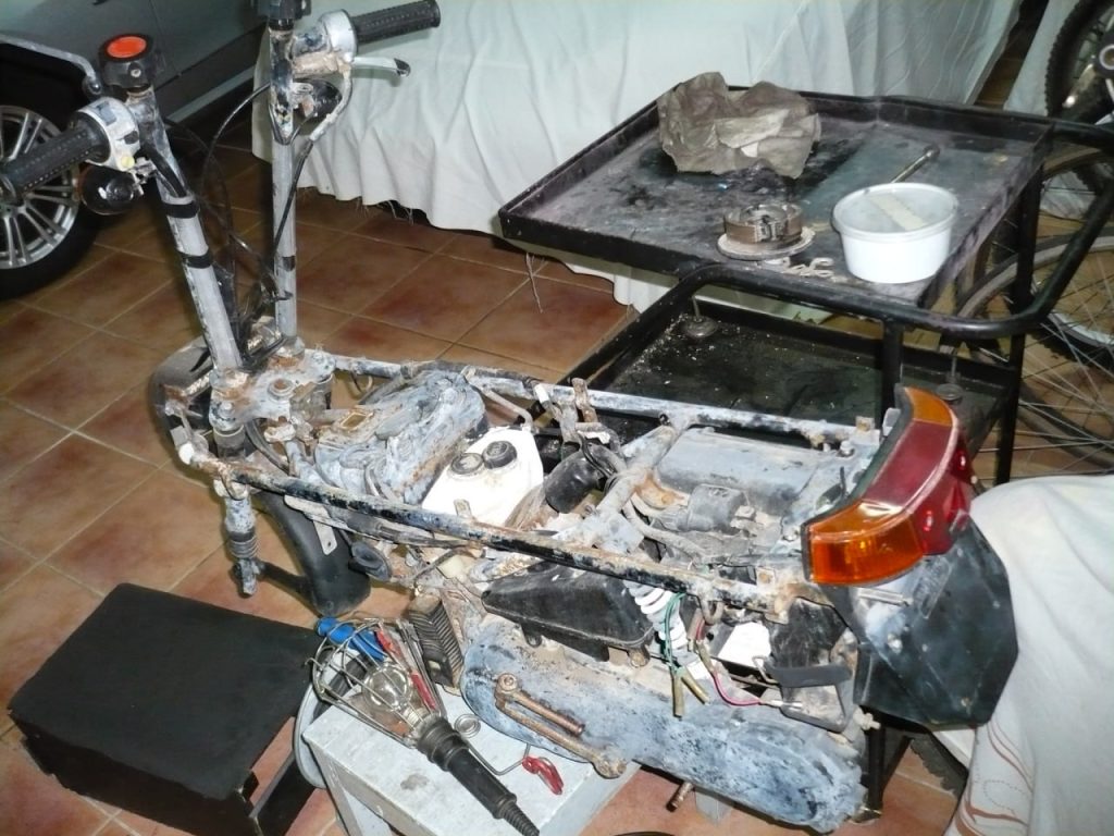 Honda Motocompo desmontada para revisión de óxido y corrosión