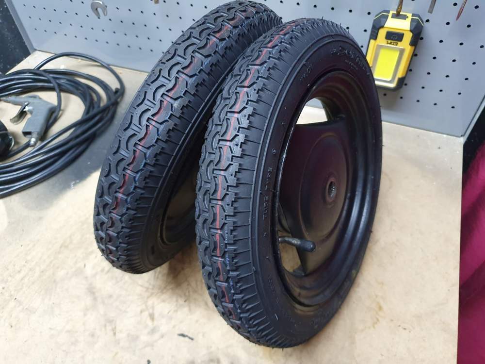 Ruedas de Honda Motocompo restauradas, con llantas pintadas y cubiertas nuevas montadas.